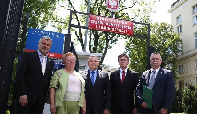 Przedstawiciele pięciu podopolskich gmin przedstawiali swoje racje w MSWiA. Od lewej: Waldemar Kampa (wójt Turawy), Róża Malik (burmistrz Prószkowa), Henryk Wróbel (wójt Dobrzenia Wielkiego), Leonard Pietruszka (wójt Komprachcic) i Marek Leja (wójt Dąbrowy)