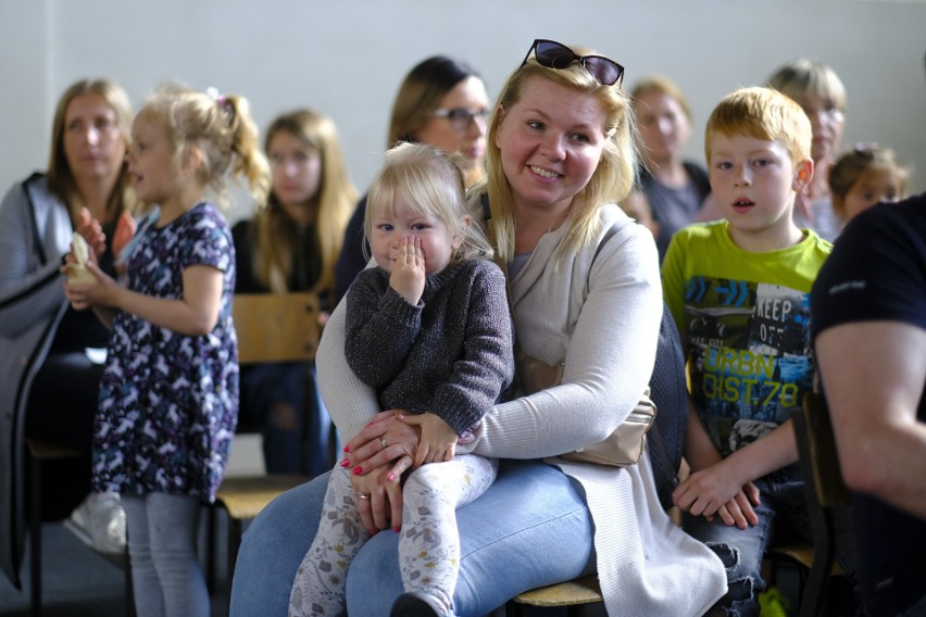 Toruń. "Dzieci dzieciom" w Szkole Podstawowej nr 24. Tak było na koncercie na rzecz Ukrainy