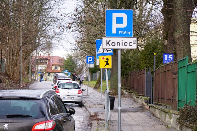 Wyłączenia ze strefy płatnego parkowania miejsc parkingowych w pobliżu Zespołu Przedszkolnego nr 2 przy ul. Farbiarskiej chce radna miejska Maja Zaborowska (klub prezydencki). Ratusz deklaruje, że jej propozycja zostanie poddana analizie.