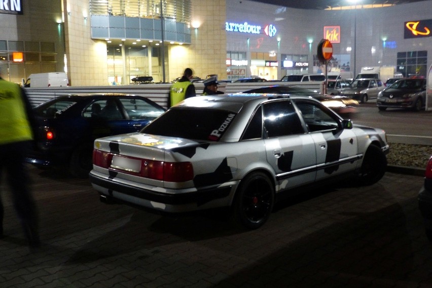 Na parkingu przed Galerią Pestka policjanci mandatami...