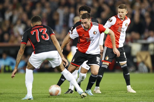 Grający w pomocy z Sebastianem Szymańskim (z prawej) kapitan Feyenoordu Rotterdam, Orkun Kökcü, z tęczową opaską na ramieniu nie czuje się komfortowo