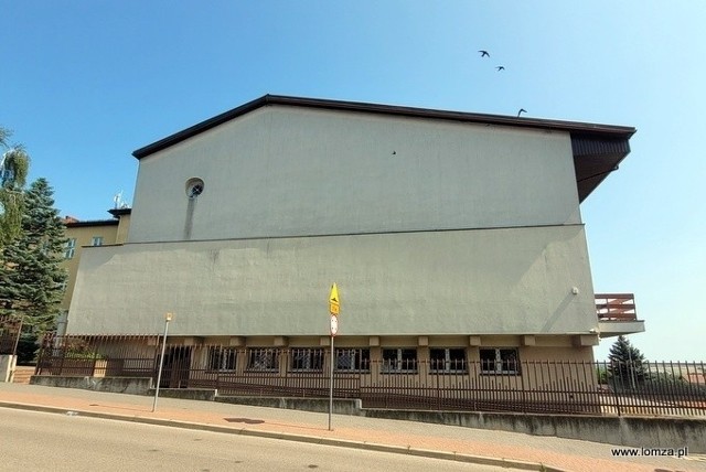 Ściana, na której powstanie mural ""Łomża dawniej i dziś"". Tematyka muralu dotyczyła będzie historycznej lokacji Łomży. Projekt zyskał uznanie mieszkańców w ramach zadań osiedlowych Budżetu Obywatelskiego.