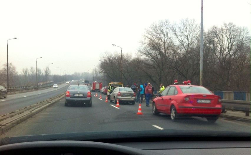 Wypadek na wiadukcie (DK94) nad ul. Będzińską w Sosnowcu
