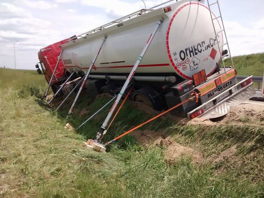 Ukraińska ciężarówka wpadła do rowu na zjeździe z autostrady [ZDJĘCIA INTERNAUTY]