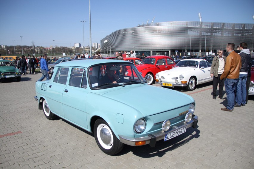 Otwarcie sezonu motoryzacyjnego 2019. Lubelskie Klasyki i inne ciekawe auta opanowały parking pod Areną Lublin. Zobacz zdjęcia!