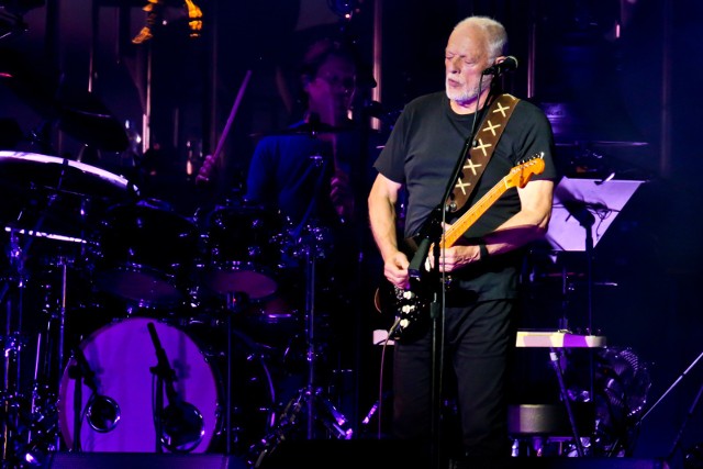 Zespół Pink Floyd zaprosił do udziału w swojej piosence znanego ukraińskiego wokalistę, frontmana grupy BoomBox. Andriy Khlyvnyuk udzielił swojego głosu w utworze Hey Hey Rise, który angielski zespół wydał w tym roku. Cały dochód z piosenki zostanie przeznaczony na pomoc humanitarną dla Ukraińców. Na zdjęciu David Gilmour z Pink Floyd podczas konertu, który odbył się 25 czerwca 2016 r. we Wrocławiu w ramach trasy koncertowej Pink Floyd, The Rattle That Lock Tour.
