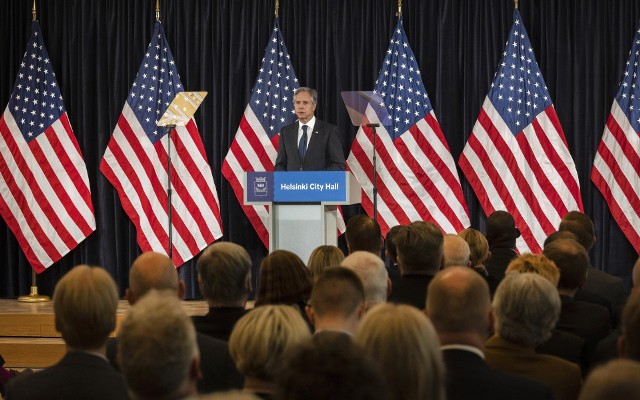 Sekretarz Stanu USA Anthony Blinken wygłasza przemówienie w helsińskim ratuszu.