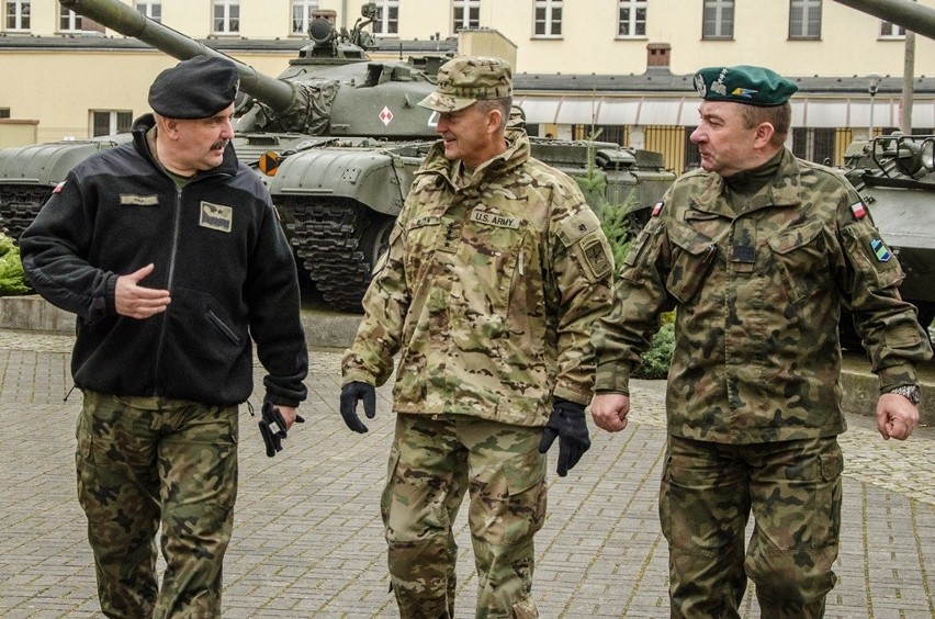 Gen. Daniel Allyn, zastępca szefa sztabu armii Stanów...