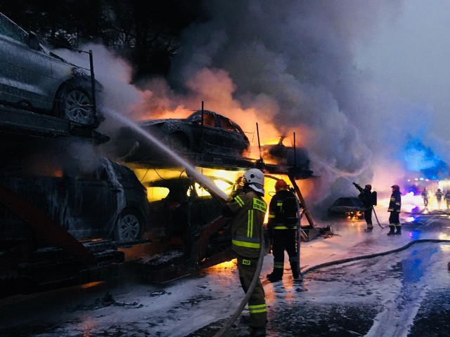 Cztery samochody przewożone na lawecie doszczętnie spłonęły na DK1 (fot. OSP Koziegłowy)