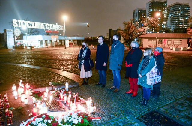 13.12.2020 władze Gdańska oddały hołd ofiarom stanu wojennego przy Pomniku Poległych Stoczniowców