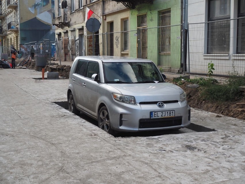 Budowlańcy w jednym z polskich miast wylali beton i... uwięzili zaparkowane auto!