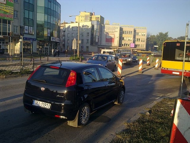 Ruch ostatni dzień odbywa się północną nitką alei IX Wieków Kielc. O godzinie 7 tworzyły się już tam korki.