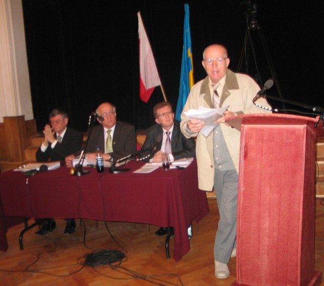 &#8211; Dr Edward Marchewka, po ostrej wymianie zdań z Jurandem Lubasem, przewodniczącym rady miasta (drugi z lewej) zdenerwowany schodzi z mównicy