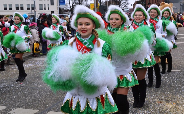 Karnawałowe szaleństwo na ulicach Cottbus (Chociebuża). W 2018 roku w Pochodzie Radosnych Ludzi była mocna reprezentacja partnerskiej Zielonej Góry