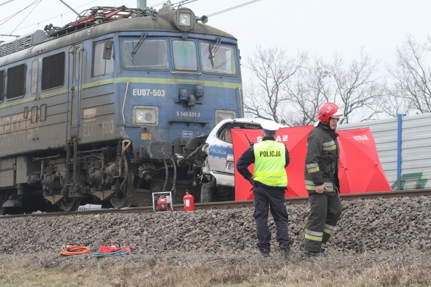 Wypadek na przejeździe kolejowym. Nie żyje komendant z policji