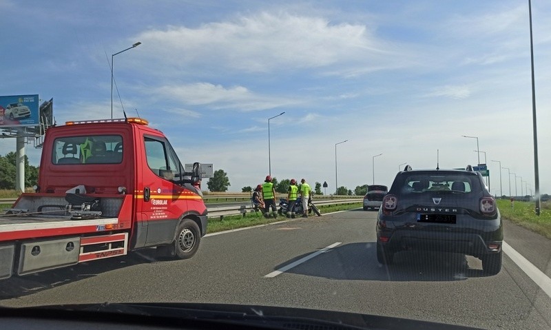 Motocyklista wjechał w barierki na DK 1 w Podwarpiu...