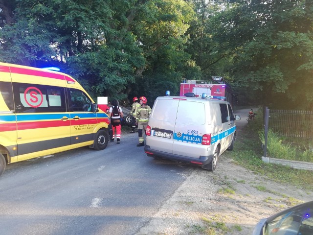 W Nowym Dworze dachowało auto. Choć zdarzenie wyglądało groźnie, to kierowca i pasażer podróżujący pojazdem nie odnieśli żadnych obrażeń