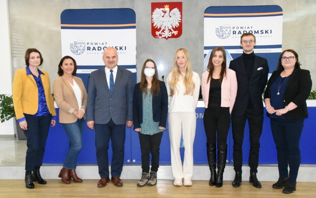 Studenci medycyny otrzymali stypendia Starosty Powiatowego w Radomiu.