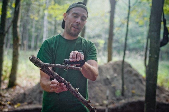 Tak mogła, w wielkim przybliżeniu, wyglądać siekierka 16 wieków temu. Prezentuje ją archeolog Mateusz Sosnowski. Zobacz pozostałe zdjęcia z zaginionej osady w Borach Tucholskich koło Osia