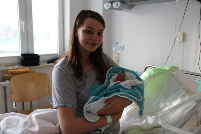 Wiktor Mysiorski, syn Anety i Łukasza z Ostrołęki. Urodził się 1 grudnia. Ważył 2600 g i mierzył 53 cm. Na zdjęciu z mamą