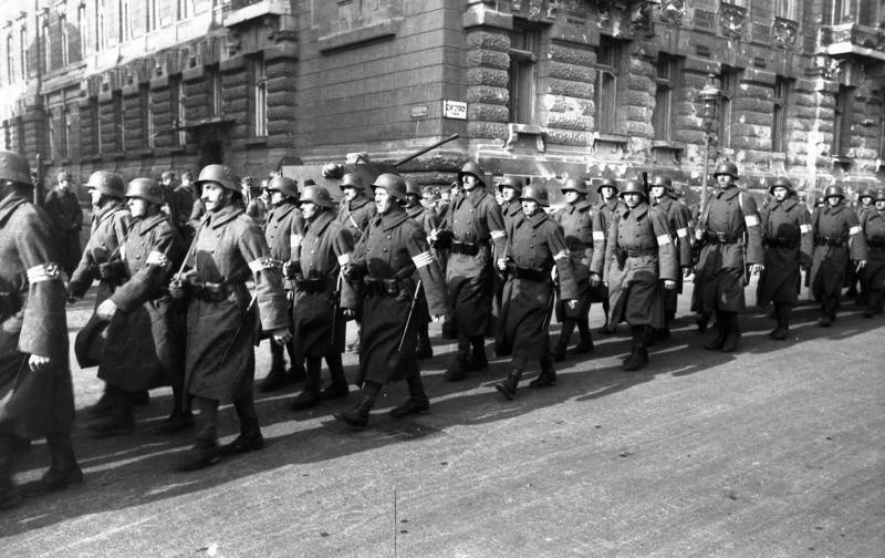 Kolumna strzałokrzyżowców na ulicy oblężonego Budapesztu