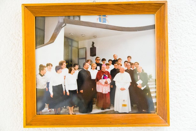 Jan Paweł II podczas wizyty w Białymstoku. Zdjęcie zdjęcia prezentowanego na wystawie w 25. rocznice pobytu papieża w Białymstoku.
