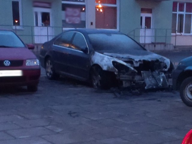 We wtorek, po południu na parkingu, w pobliżu skrzyżowania ulic: Oskara Langego i Śniadeckich w Koszalinie  spłonął Peugeot 607. Właściciel oszacował straty na 11 tys. złotych.