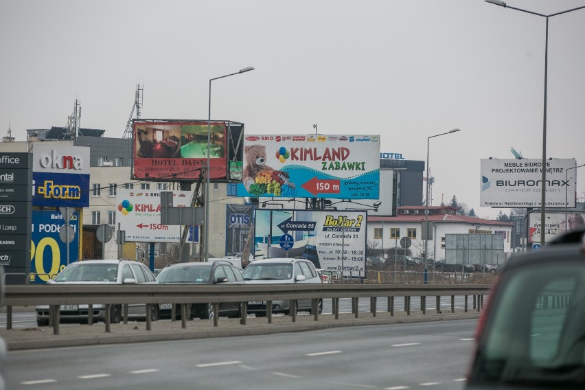 Na dostosowanie reklam do zapisów uchwały mają być dwa lata