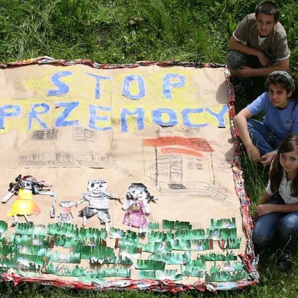 W Zespole Szkół w Wysokiej Głogowskiej drugoklasiści przygotowali piktogram z makulatury "STOP PRZEMOCY&#8221;.