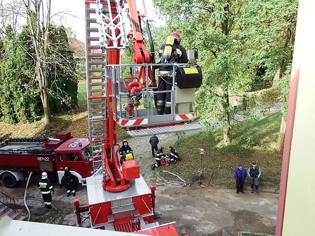Ewakuowali pacjentów i ugasili pożar. Ćwiczenia strażaków z Sokółki i Dąbrowy Białostockiej