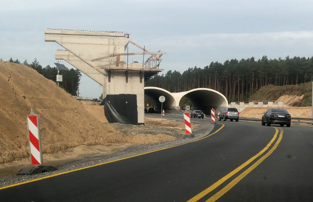 W ramach kontraktów powstanie siedem węzłów drogowych, z czego cztery na odcinku Świnoujście - Dargobądz i trzy na odcinku Dargobądz - Troszyn. Budowa dwujezdniowej drogi będzie się wiązała z przebudową istniejących i budową nowych obiektów mostowych.