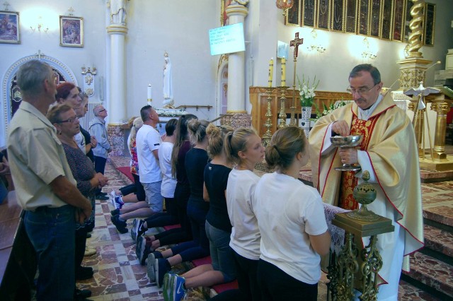 Pielgrzymi z Krynek podczas mszy św. w kościele sanktuarium w Kałkowie