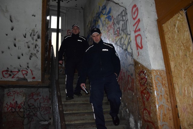 Mł asp. Szymon Nowicki ( z przodu) i asp. Damian Machaj, dzielnicowi Starówki i Tarpna w kamienicy przy ul. Legionów 33 sprawdzali, po sygnale mieszkańców, czy spożywano tu alkohol.