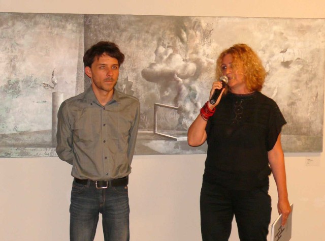 Łukasz Huculak i dyrektor Lucyna Mizera na otwarciu wystawy.