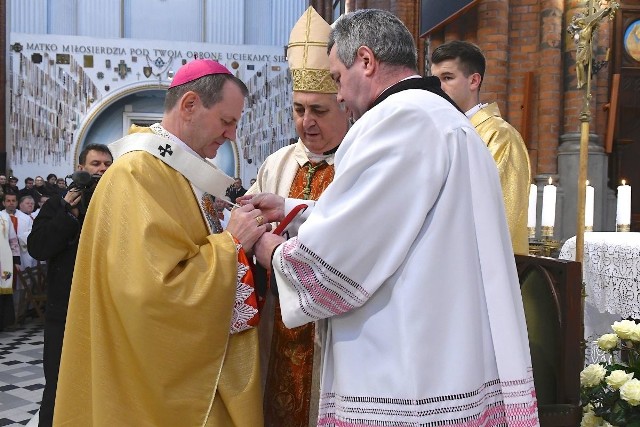 Abp metropolita białostocki Tadeusz Wojda otrzymał papieski paliusz