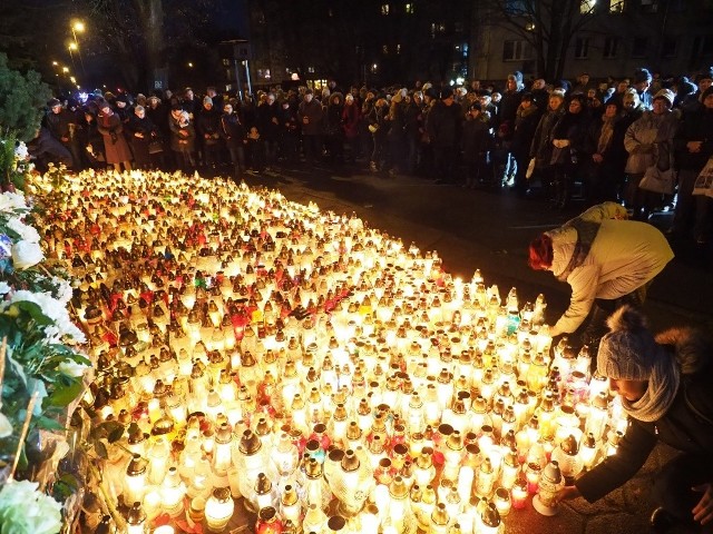 W niedzielę o godzinie 17 mieszkańcy Koszalina zgromadzili się przed miejscem tragedii, by uczcić pamięć ofiar i wspólnie z biskupem Edwardem Dajczakiem odmówić Koronkę do Miłosierdzia Bożego.