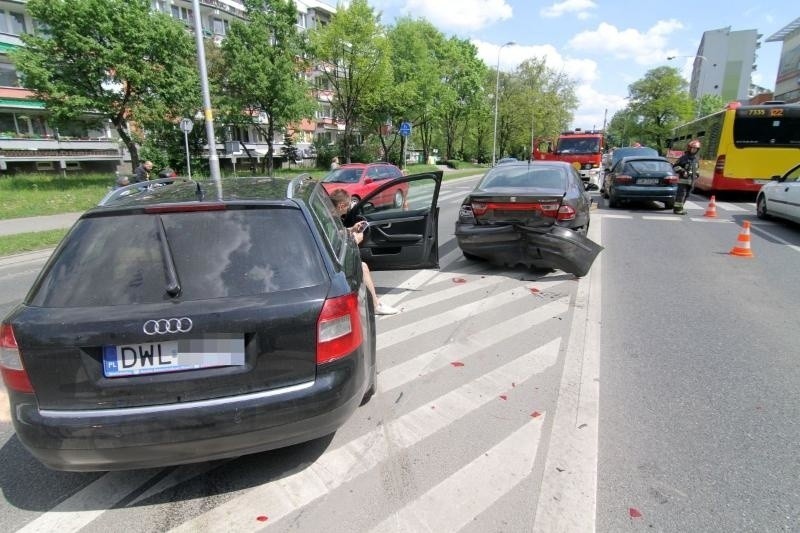 Wrocław: Wypadek na Popowickiej, zderzyły się trzy auta (ZDJĘCIA)