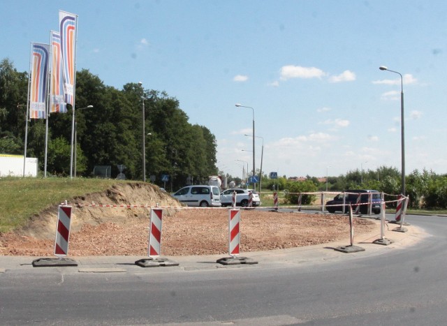 Na rondzie księdza Popiełuszki znika praktycznie pół wysepki, a w miejsce górki układana jest kostka brukowa.