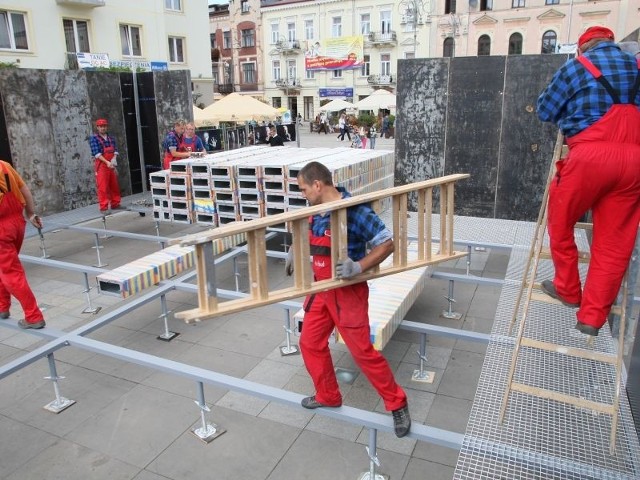 Szkielet instalacji z metalowych szalunków montowali w środę na placu Artystów w Kielcach pracownicy firmy Dorbud. W czwartek przyjdzie pora na kolor.