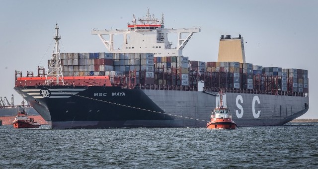 Do nabrzeża terminalu kontenerowego DCT w Gdańsku przypłynęła w czwartek Maya. Jest to największy kontenerowiec na świecie. Statek mierzy 396 metrów długości i 59 metrów szerokości i został zbudowany w koreańskiej stoczni w 2015 roku. Jednostka przybiła do gdańskiego portu po raz pierwszy.