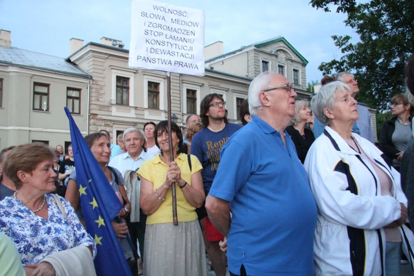 Wielka manifestacja w centrum Kielc „Wolne Sądy” z tysiącami uczestników  