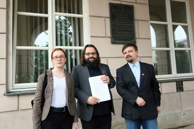 Na zdjęciu (od lewej): Eliza Cieszkowska, Tomasz Warzocha i Mateusz Roczon z partii Razem