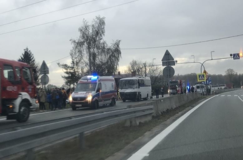 W wypadku na DK81 w Bąkowie uczestniczył minibus i trzy...