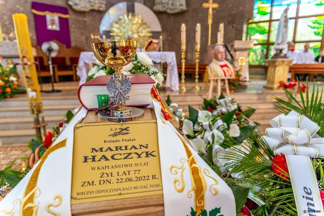 Pogrzeb księdza prałata Mariana Haczyka w Sędziszowie. Mszy świętej przewodniczył biskup kielecki Jan Piotrowski. Było mnóstwo wiernych.