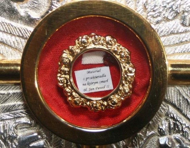 Materiał z prześcieradła, na którym zmarł Jan Paweł II.