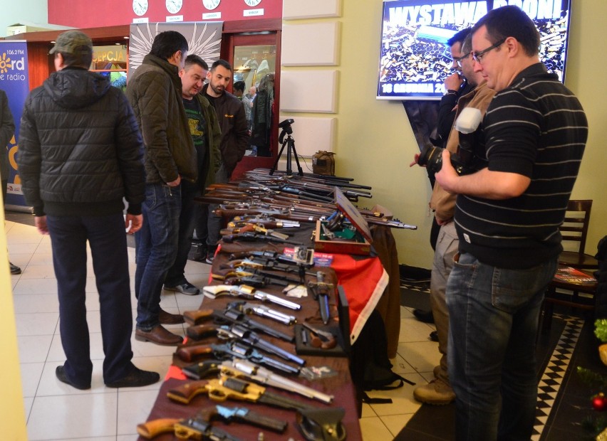 Wystawa broni w Wyższej Szkole Handlowej w Radomiu. Można było zobaczyć historyczne i nowoczesne egzemplarze