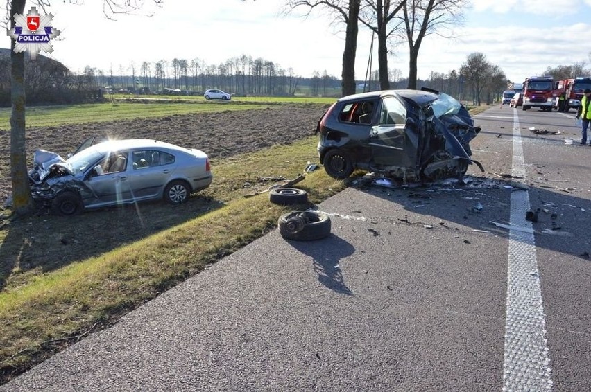 Śmiertelny wypadek na DK-2. W Rogoźnicy Kolonia zginął kierowca fiata