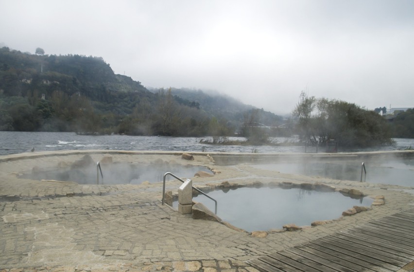 W gorących źródłach Ourense możesz nie tylko zanurzyć się w...