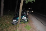 Kierowca volkswagena uderzył w drzewo