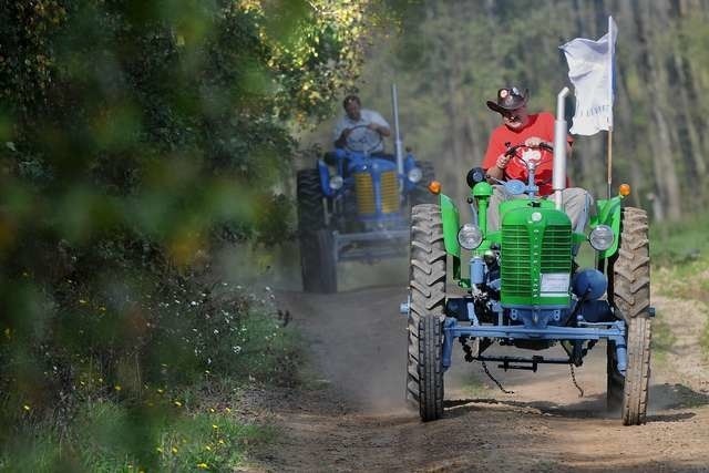 Wyścigi traktorów naWyścigi traktorów na festynie w Krąpiewie